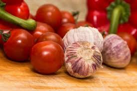 Guvernul alocă ajutoare în valoare de 52 milioane euro pentru cultivarea tomatelor şi a usturoiului