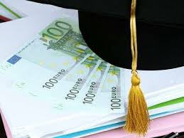 Peste 80.000 de elevi din licee profesionale primesc burse din fonduri europene